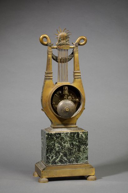 Pendule lyre en bronze doré et marbre vert...