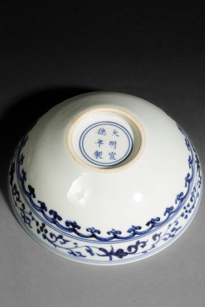 CHINA - 20th century
Porcelain bowl decorated...