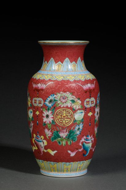 CHINA - 20th century
Vase with a pink base...