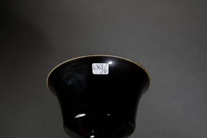 CHINA - 20th century
Black-glazed porcelain...