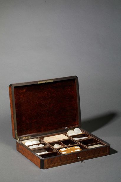 Boite à jeux en acajou, placage d'acajou...