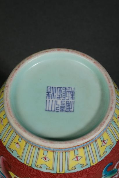 CHINA - 20th century
Vase with a pink base...