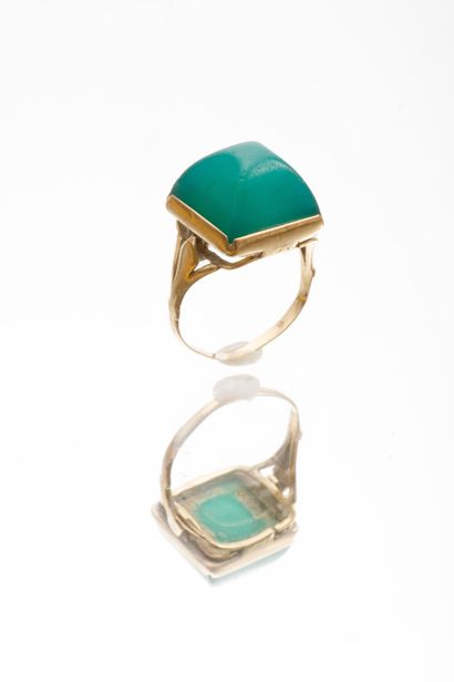 Bague en or jaune 750 millièmes ornée d'un...
