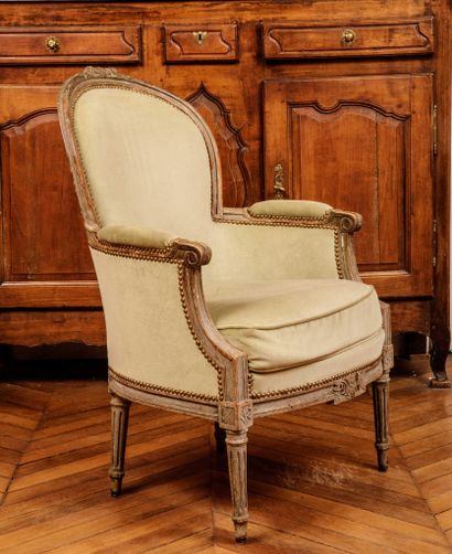 Bergère en bois mouluré et sculpté le dossier...
