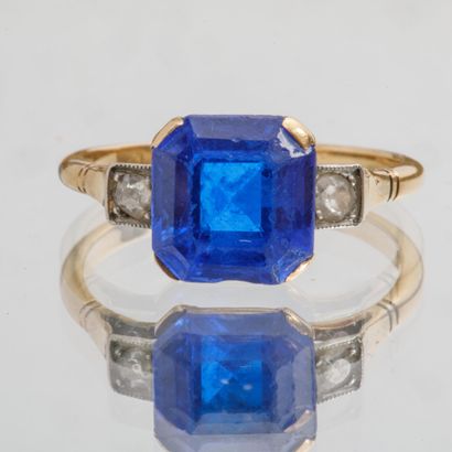 Bague en or jaune et or gris serti d'une...