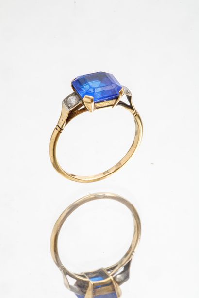Bague en or jaune et or gris serti d'une...