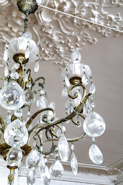 Lustre en en bronze doré à 8 bras de lumière...