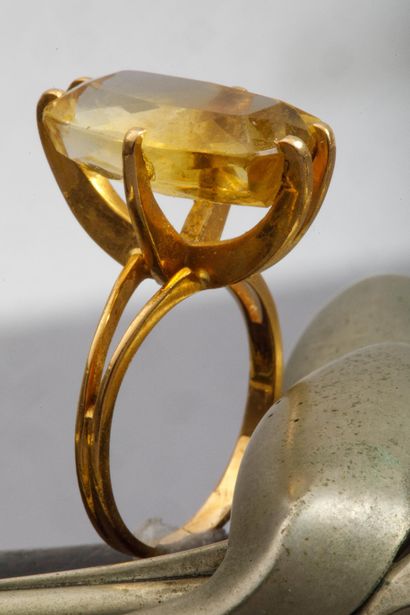 Bague en or jaune 750 millièmes (poinçon...