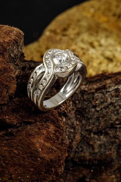750 white gold ring (Eagle head hallmark)...
