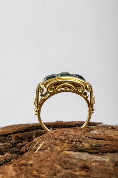 Bague en or jaune 333 millièmes sertie de...