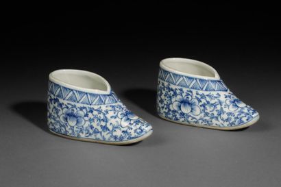 CHINA - 20th century
Pair of white and blue...
