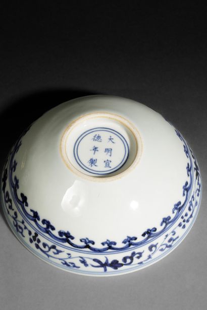 CHINA - 20th century
Porcelain bowl decorated...