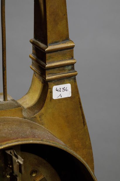 Pendule lyre en bronze doré et marbre vert...