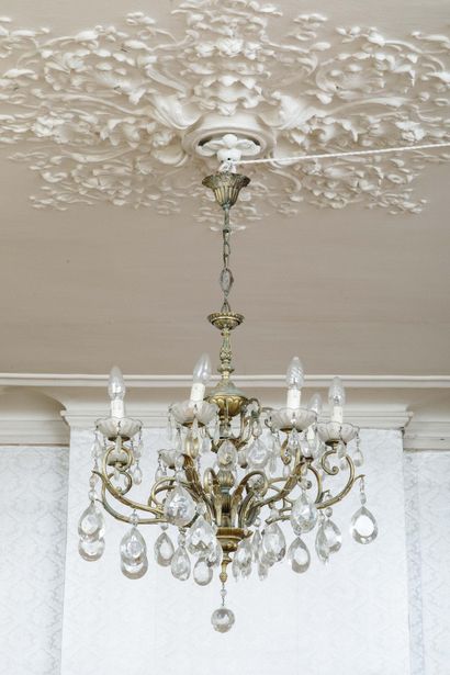 Lustre en en bronze doré à 8 bras de lumière...