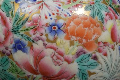 CHINA - 20th century
Small, egg-shaped porcelain...