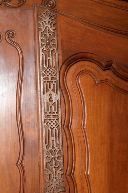 Importante armoire de mariage provençale...