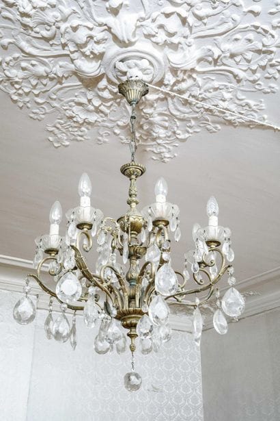 Lustre en en bronze doré à 8 bras de lumière...