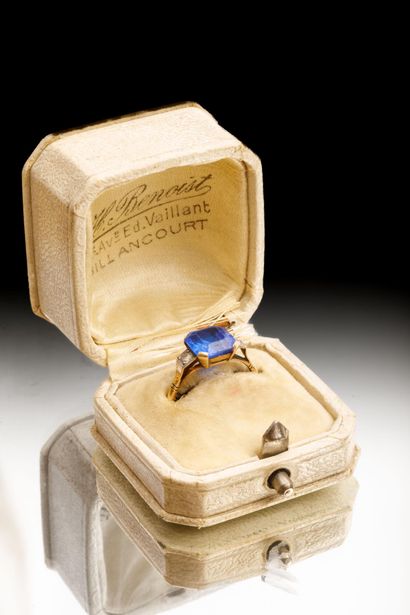 Bague en or jaune et or gris serti d'une...