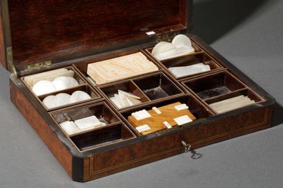Boite à jeux en acajou, placage d'acajou...