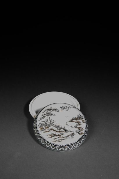 JAPAN - 20th century
Small circular box made...