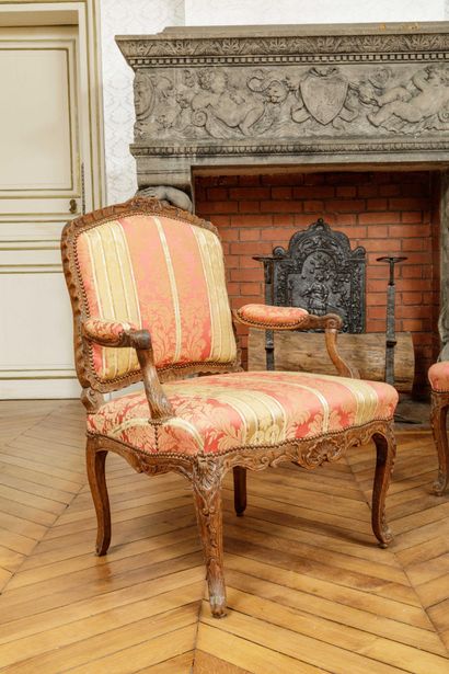 Pair of Queen-style armchairs in molded and...