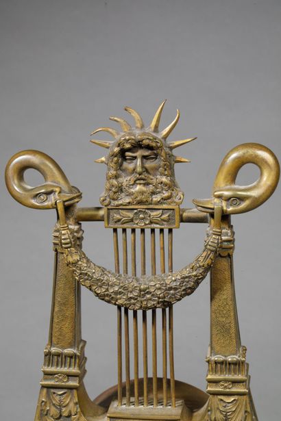 Pendule lyre en bronze doré et marbre vert...