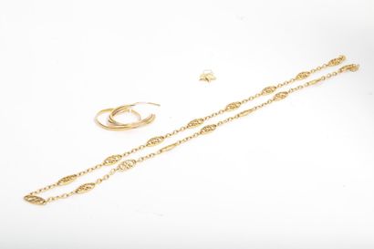 Lot composé d'une boucle d'oreille trois...