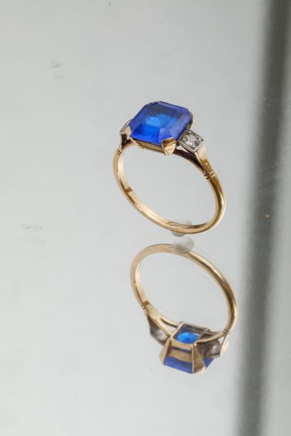 Bague en or jaune et or gris serti d'une...