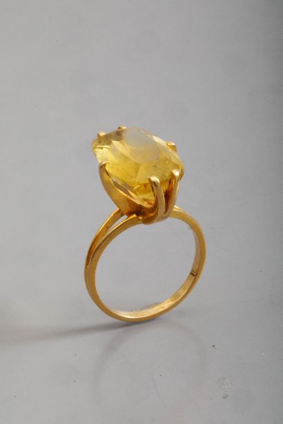 Bague en or jaune 750 millièmes (poinçon...