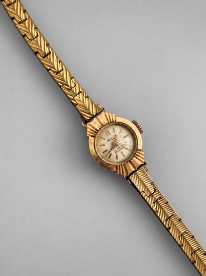 Features a 750-thousandths yellow gold dial...