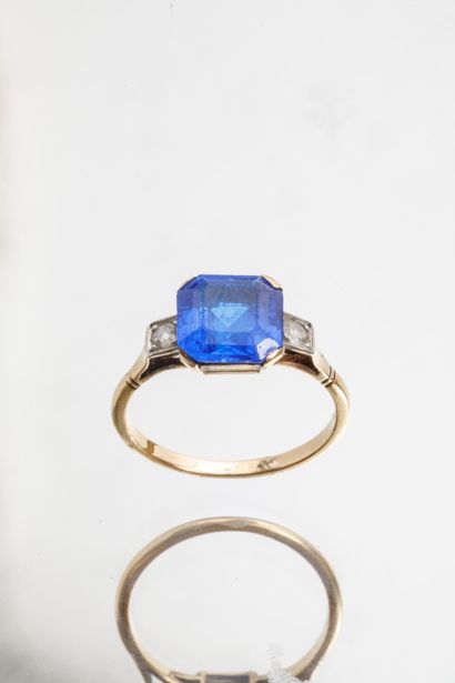 Bague en or jaune et or gris serti d'une...