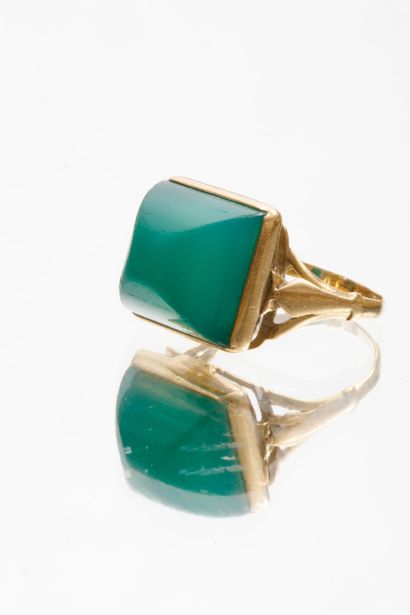 Bague en or jaune 750 millièmes ornée d'un...