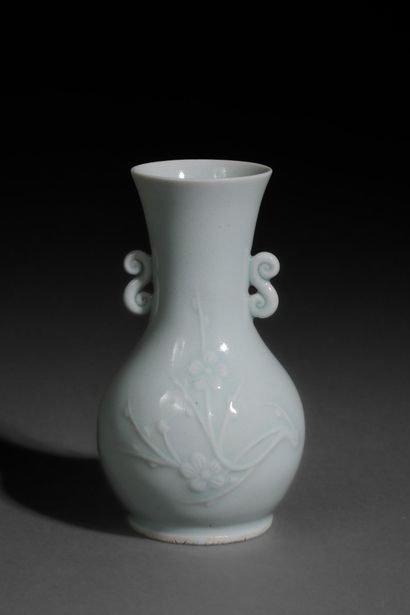 CHINA - 20th century
Small sky-blue glazed...