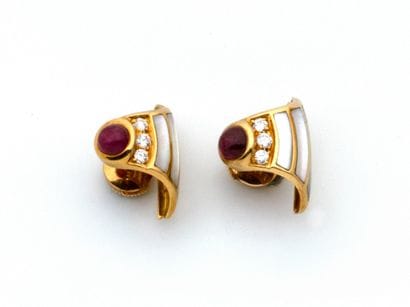 Paire de boucles d'oreilles en or 750 millièmes...