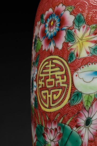 CHINA - 20th century
Vase with a pink base...