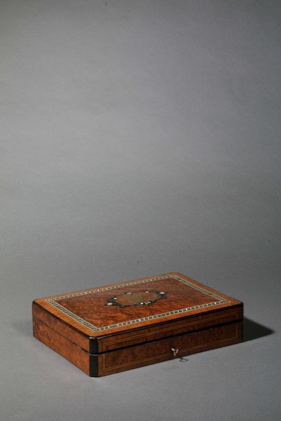 Boite à jeux en acajou, placage d'acajou...