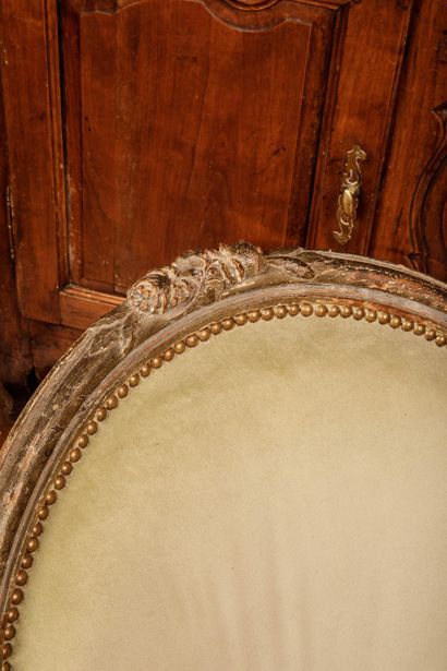 Bergère en bois mouluré et sculpté le dossier...