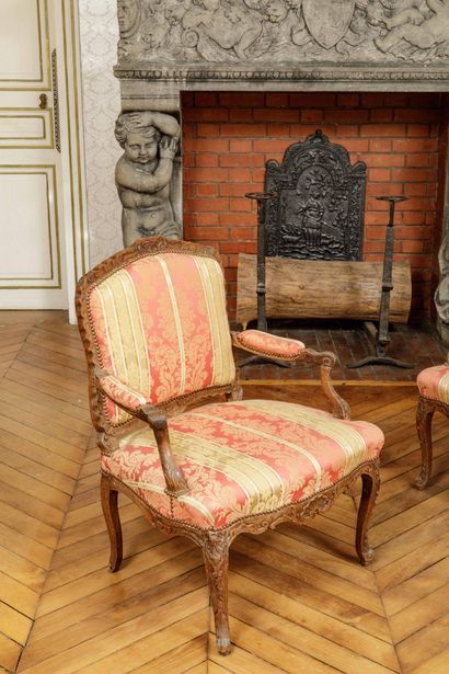 Pair of Queen-style armchairs in molded and...