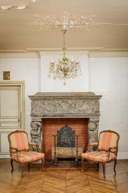 Pair of Queen-style armchairs in molded and...