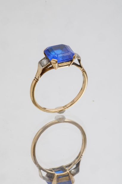 Bague en or jaune et or gris serti d'une...