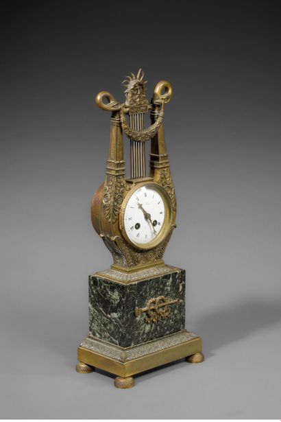 Pendule lyre en bronze doré et marbre vert...