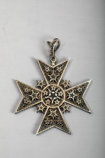 Croix de malte en métal argenté avec des...