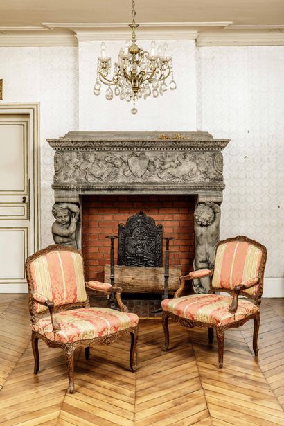 Pair of Queen-style armchairs in molded and...