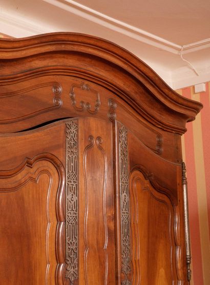 Importante armoire de mariage provençale...