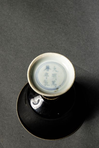 CHINA - 20th century
Black-glazed porcelain...