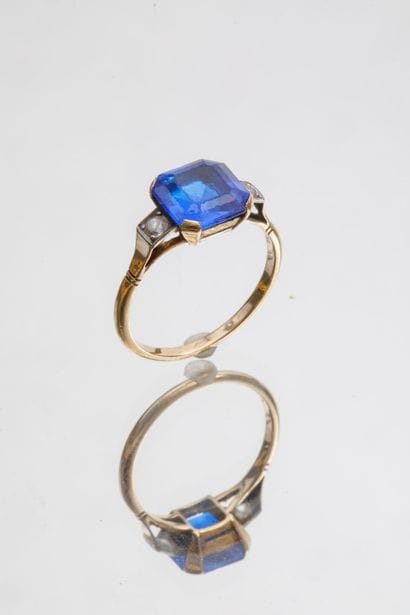Bague en or jaune et or gris serti d'une...