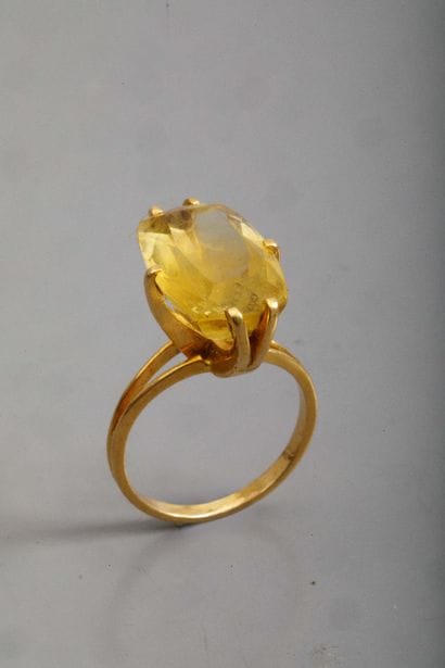 Bague en or jaune 750 millièmes (poinçon...