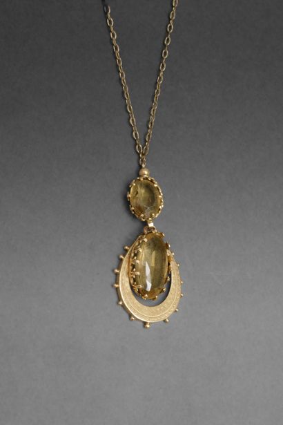 Collier composé d'une chaîne en métal doré...