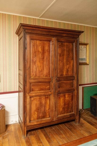 Armoire en bois naturel mouluré sculpté la...