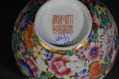 CHINA - 20th century
Small, egg-shaped porcelain...